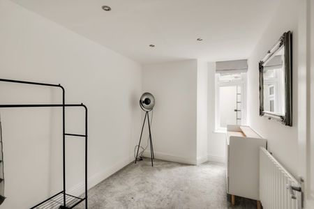 2 Bed Flat - Photo 3