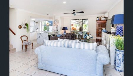 FULLY RENOVATED TOWNHOUSE FOR $850 PER WEEK - Photo 3