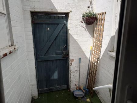 2 bedroom flat to rent - Photo 5