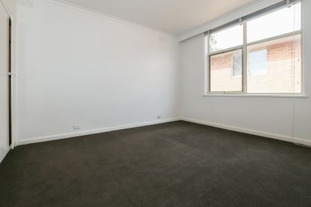 Location, spacious and Secure, a short walk to everything you would need! - Photo 3