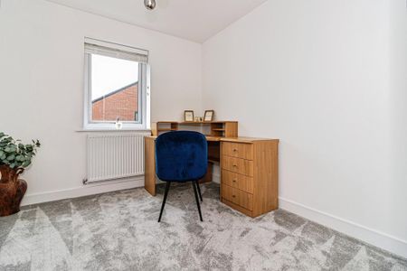 4 bedroom semi-detached house to rent - Photo 4