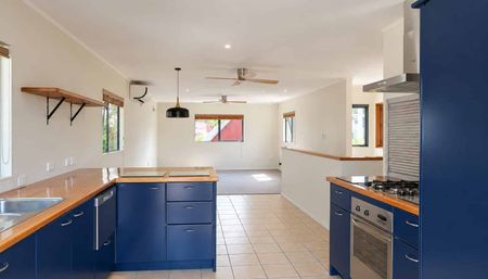 Modern & Stylish Split-Level Home - Photo 5