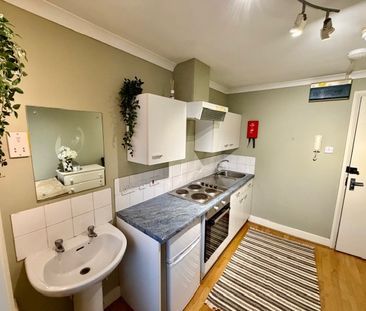 Room in a Shared House, Hogarth Road, SW5 - Photo 6