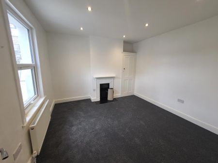 4 bedroom terraced house to rent - Photo 3
