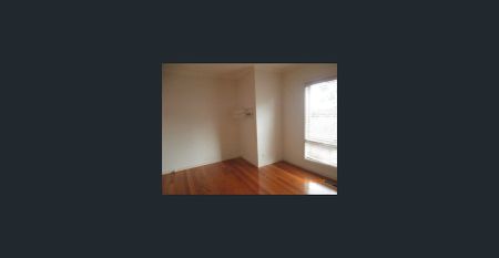 3 bedroom plus study (or 4th bedroom) & 3 bathroom townhouse opposite Princes park! - Photo 4