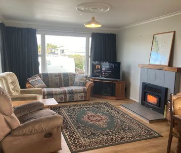 Family home with large deck in handy location! - Photo 4