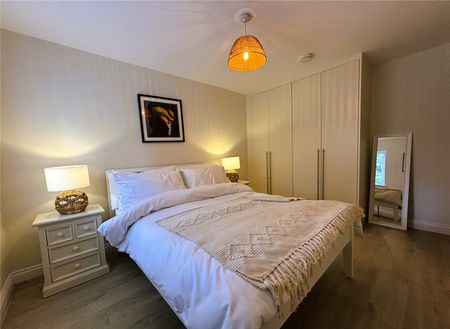 Sullivan Close, Farnborough, GU14 - Photo 4