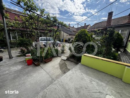 Apartament renovat la casa cu 3 camere 60 mpu pivnita Piata Cluj Sibiu - Fotografie 3