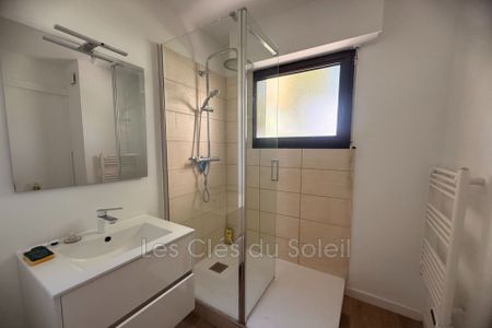 Location Appartement 2 pièces 50m² HYERES 83400 - Photo 5