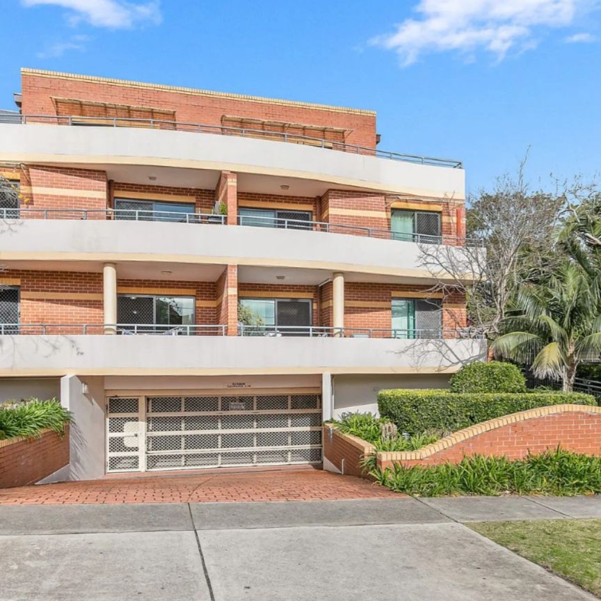Freshly Painted Courtyard Apartment Offering Peace, Privacy & Beachside Convenience - Photo 1