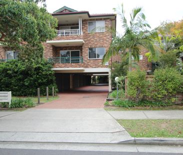 Spacious 2 Bedroom Apartment with lock up garage! - Photo 3