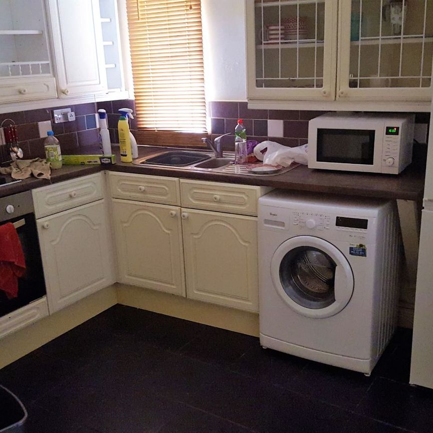 2 bedroom flat - Photo 1