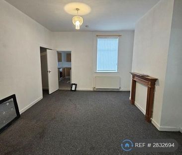 4 bedroom end of terrace house to rent - Photo 1