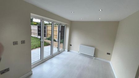 3 bedroom detached bungalow to rent - Photo 2