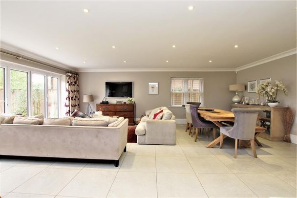Coley Avenue, Woking - 5 bedrooms Property for lettings - Seymours - Photo 1