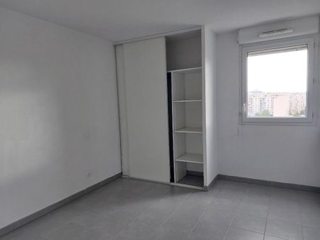 location Appartement T3 DE 62.85m² À MARSEILLE - Photo 2