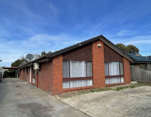 Renovated Spacious Family Home - Photo 1