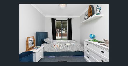 Fully Furnished 4x2 Family Home in Prime Location - Photo 2