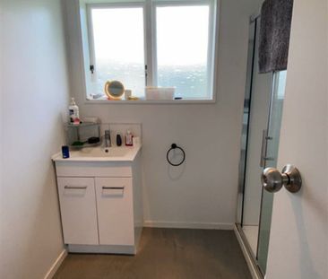 Spacious 3-Bedroom Home with 2 Outside Sleepouts - Photo 5