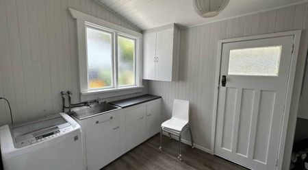 Modernised character home in central location - Photo 5