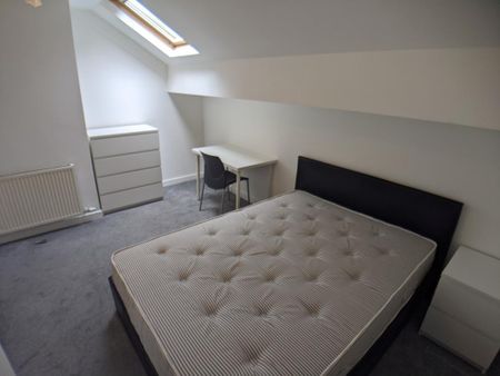 3 bedroom flat to rent - Photo 2
