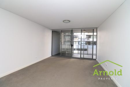 Spacious City Apartment, Moments from the Harbour - Photo 2