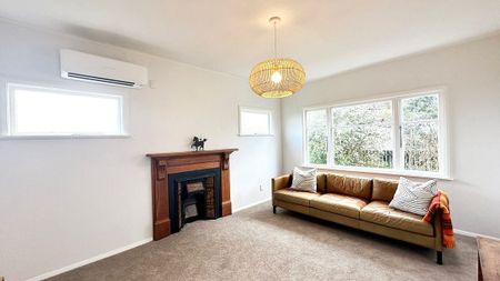 Charming 3-Bedroom 'Californian' Style Bungalow Ho - Photo 3