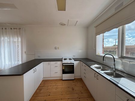 FOUR BEDROOM REFURBISHED HOUSE - Photo 4