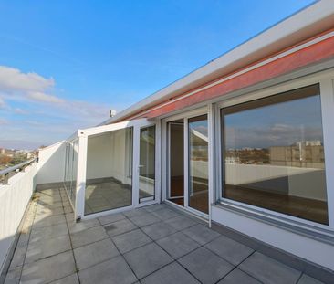 Charming through apartment in attic, with 2 terraces - Photo 2