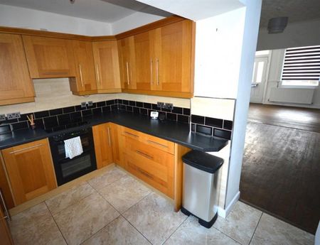 2 Bedroom End Terrace To Let - Photo 4