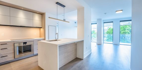 A 2.5 bed luxurious rental residence overlooking Forest Hill. - Photo 2