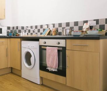 Classic 2 Bed - Shared Bathroom - Apartment - Photo 4