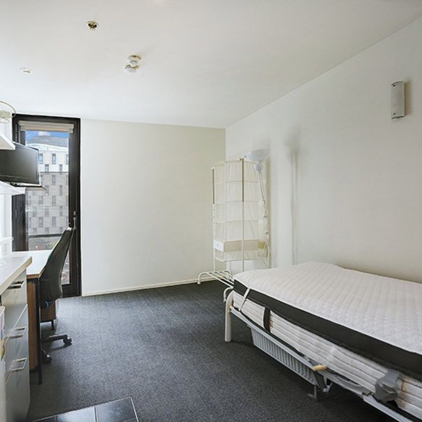 Live, Learn & Thrive in the Heart of Carlton! - Photo 1