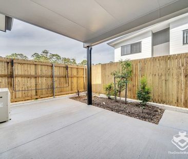 MODERN THREE BEDROOM TOWNHOUSE FOR RENT - Photo 1