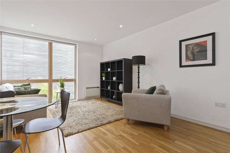 A well laid out modern one bedroom apartment set on the fourth floor of this popular portered block in Old Street. - Photo 3