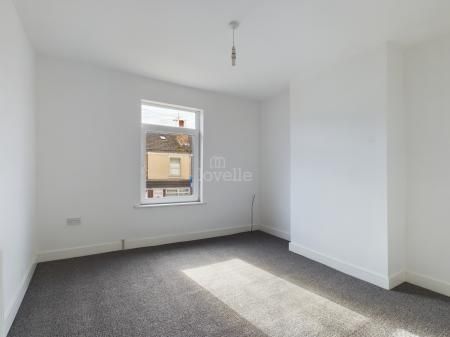 2 bedroom Terraced House To Let - Photo 2
