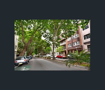 Top-Floor Art Deco home in leafy setting - Photo 6