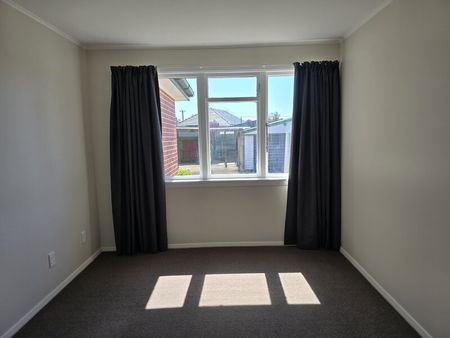THREE BEDROOMS – HEATPUMP – PETS NEGOTIABLE - Photo 5