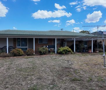 Three Bedroom Home Close to Town - Photo 5