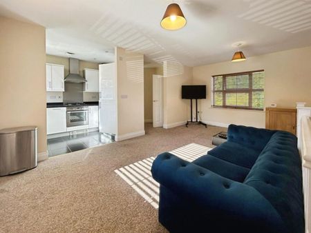 3 bedroom Flat To Let - Photo 5
