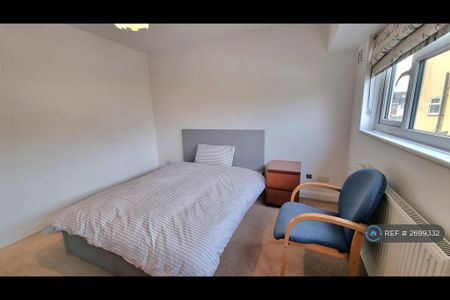 1 bedroom in a house share to rent - Photo 2