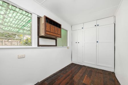 Charming Refurbished Inner-City Home - Photo 3