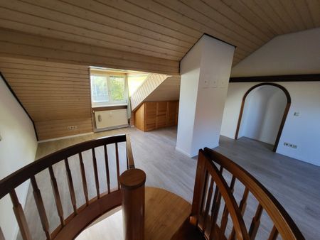 Exklusive 3-Zi.-Maisonette-Wohnung mit neuer EBK, Süd-Balkon und traumhaftem Aus ... - Photo 2