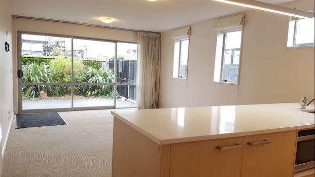 Simply beautiful city complex living! - Photo 1