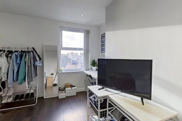 4 bedroom flat to rent - Photo 1