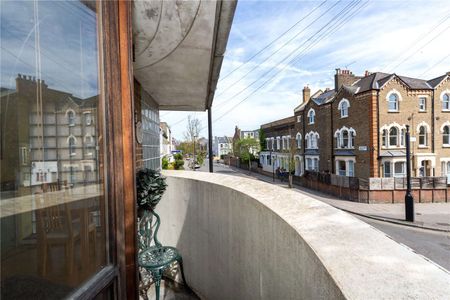 Completely unique one bedroom house just moments from Arsenal station in popular Highbury. - Photo 2