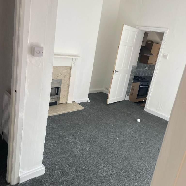 3 bedroom flat to rent - Photo 1