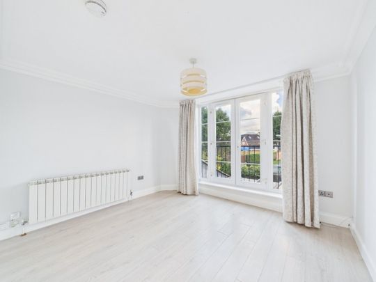 19 Cherry Orchard, Staines-Upon-Thames, Middlesex,TW18 - Photo 1