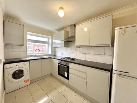 Memorial Close, Middlesex, TW5 - Photo 4