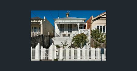 Beautifully renovated and perfectly positioned - Photo 3